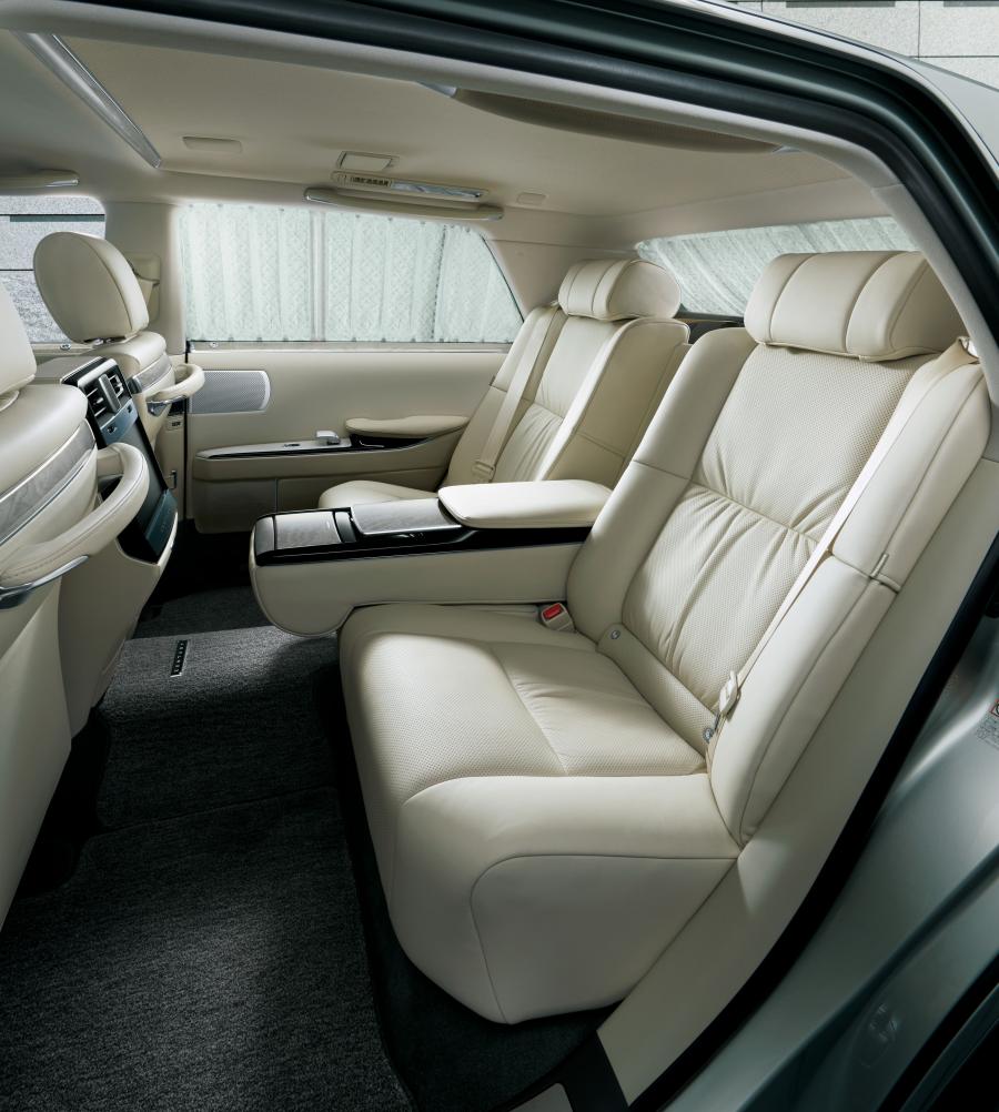 Интерьер Toyota Century 2018 года  (фото 23 из 24)
